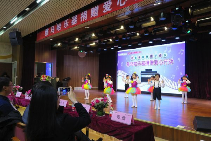 音乐之声暖寒冬 申博太阳城·(中国)乐器捐赠爱心行动走进中国儿童中心艺术宫